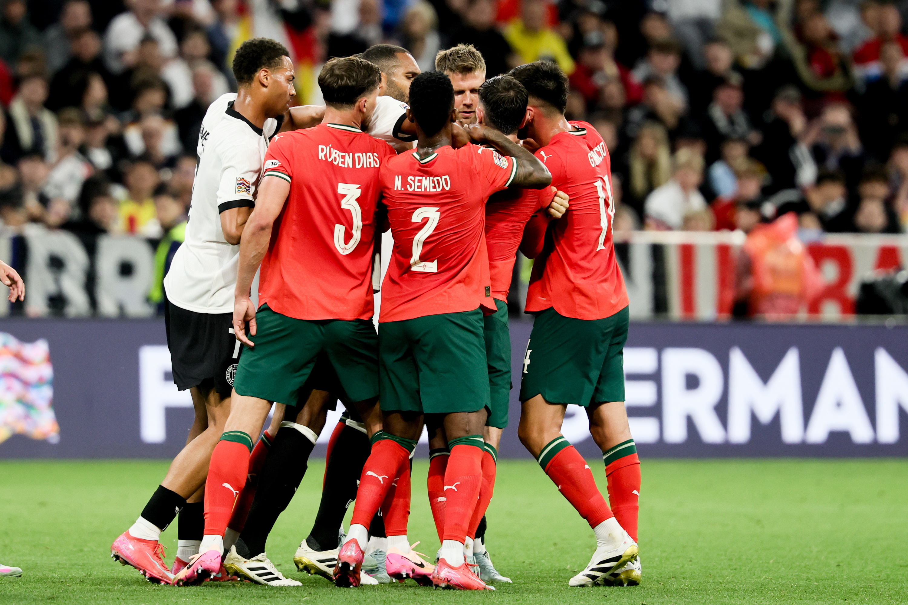 葡萄牙队欧预赛大胜克罗地亚,士气高昂 葡萄牙队欧预赛大胜克罗地亚,士气高昂