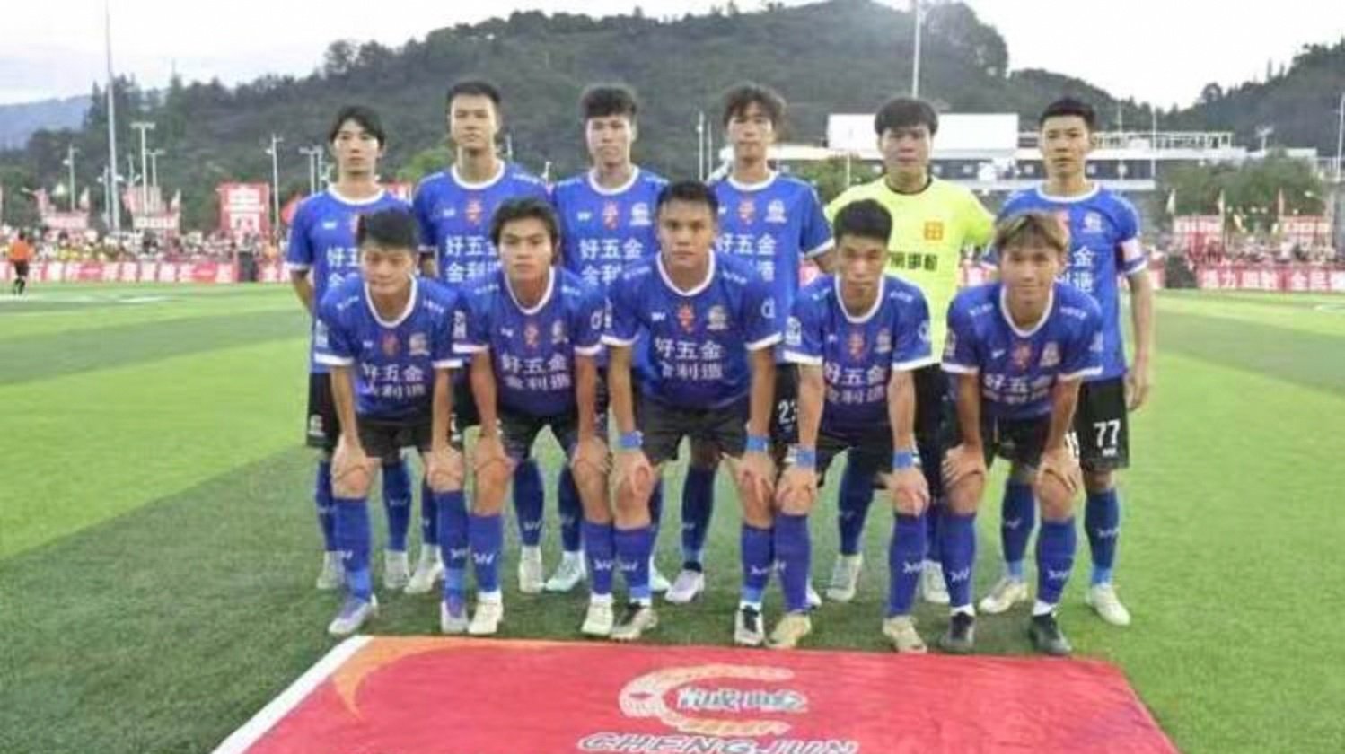 包含顶尖足球队伍在比赛中展现出强大实力的词条