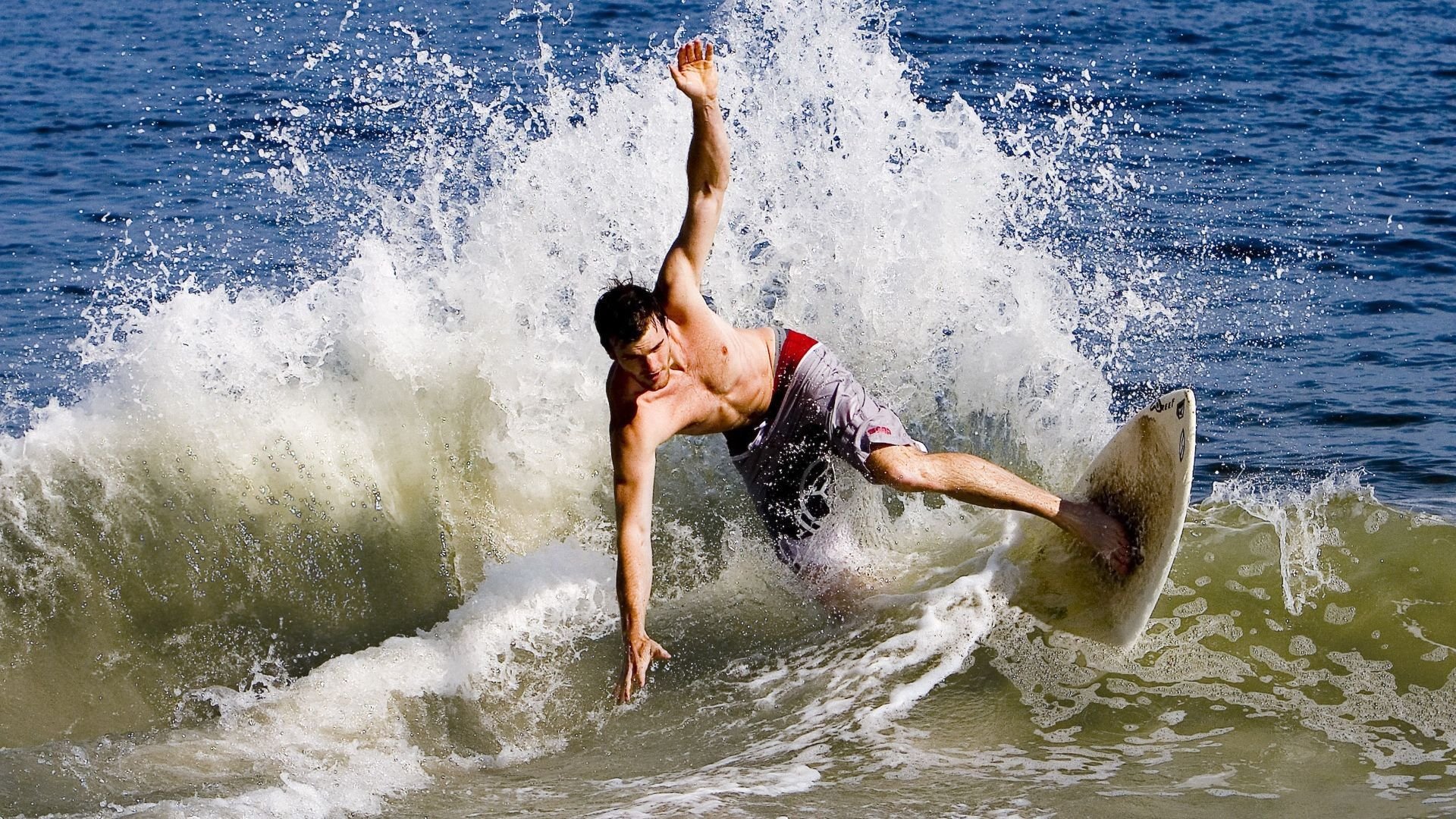 波斯湾畔的绿茵对决，赖斯一锤定音，卡塔尔梦碎乌拉圭