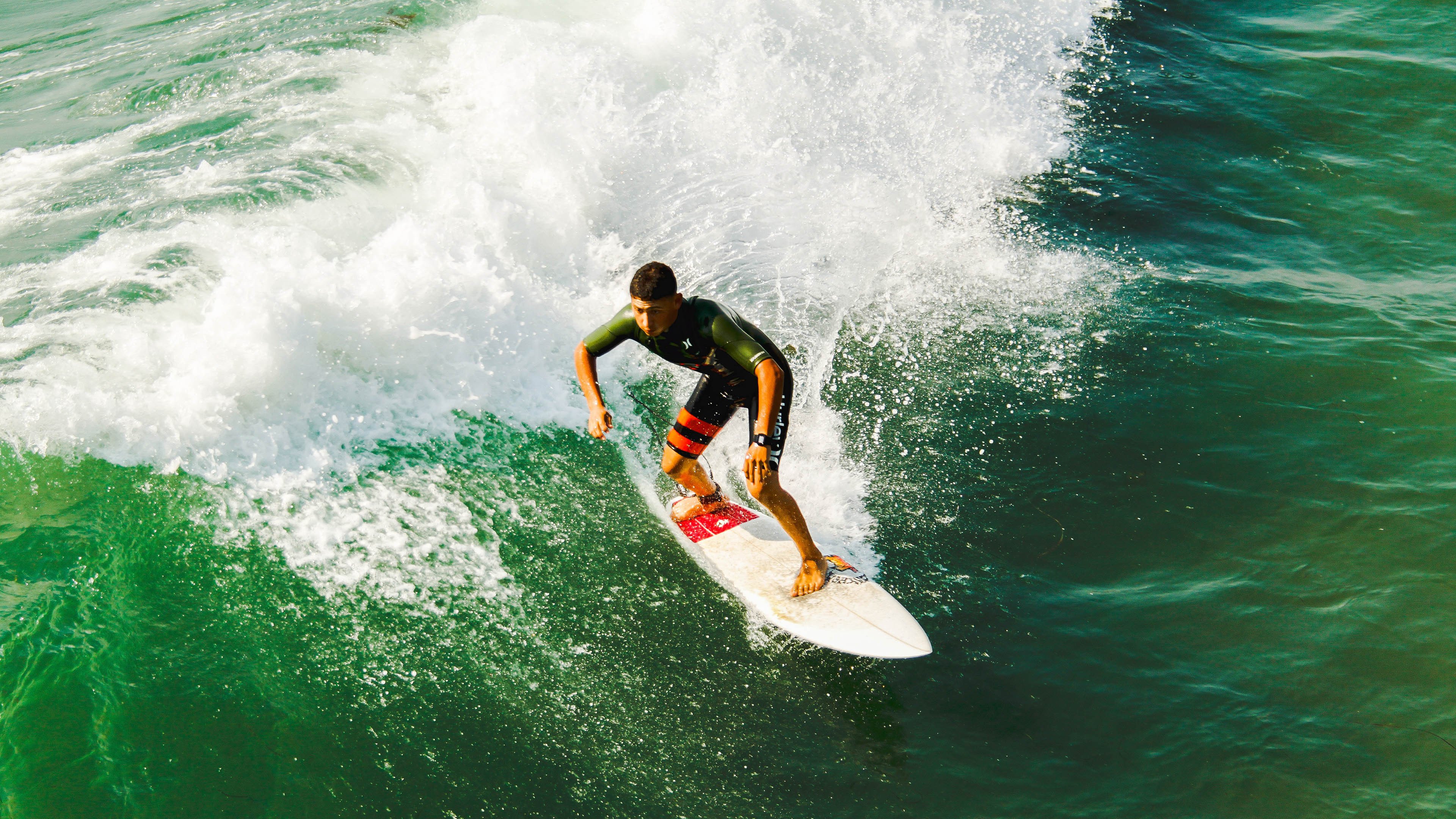 赛道烽火，雷诺鏖战迈凯伦，周冠宇点燃赛场激情